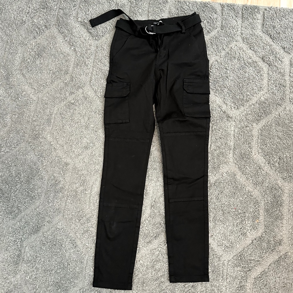Woman’s belted cargo skinny stretch pants